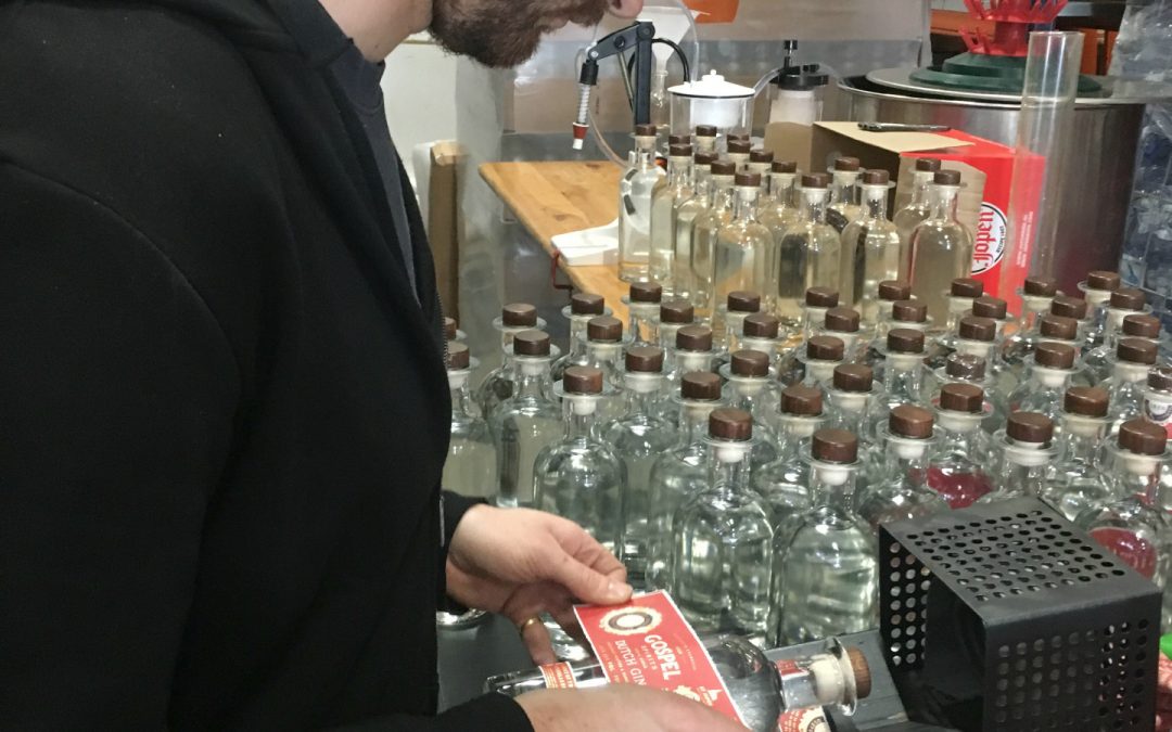 Labelen eerste flessen Dutch Gin
